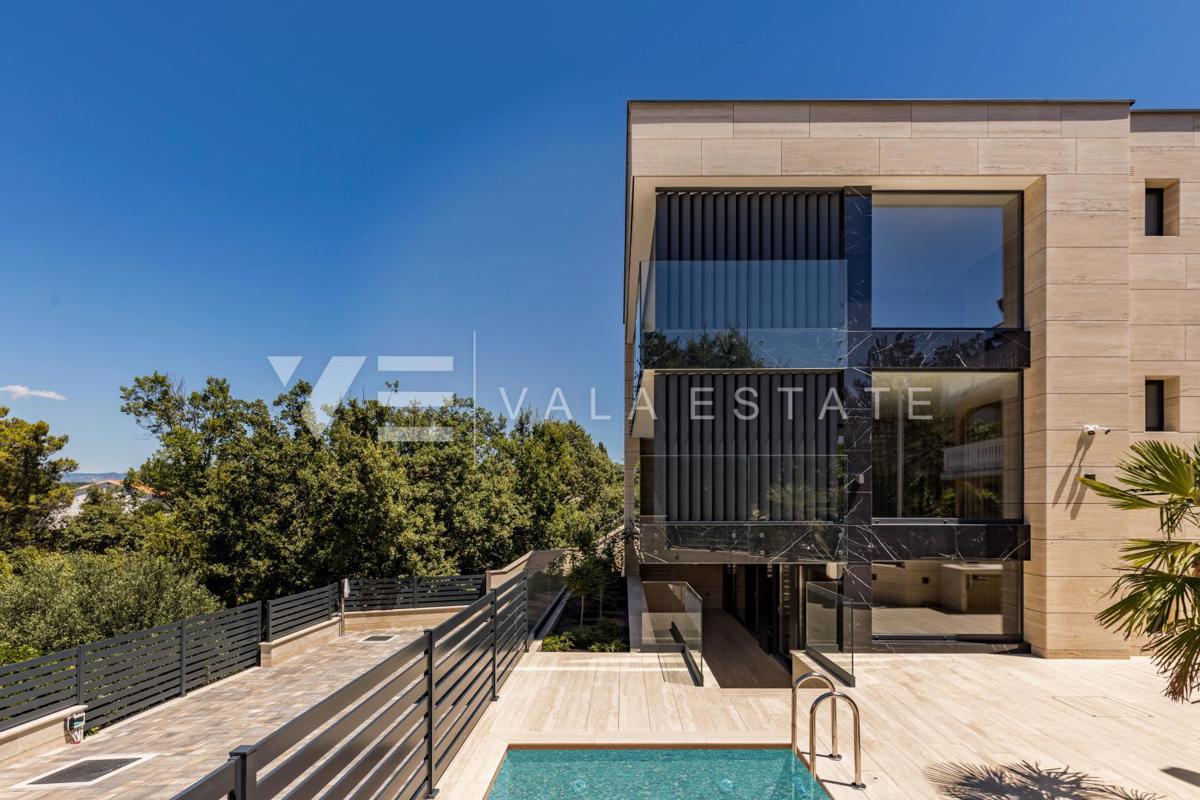 LUKSUZNI APARTMA Z BAZENOM V BLIŽINI PLAŽE