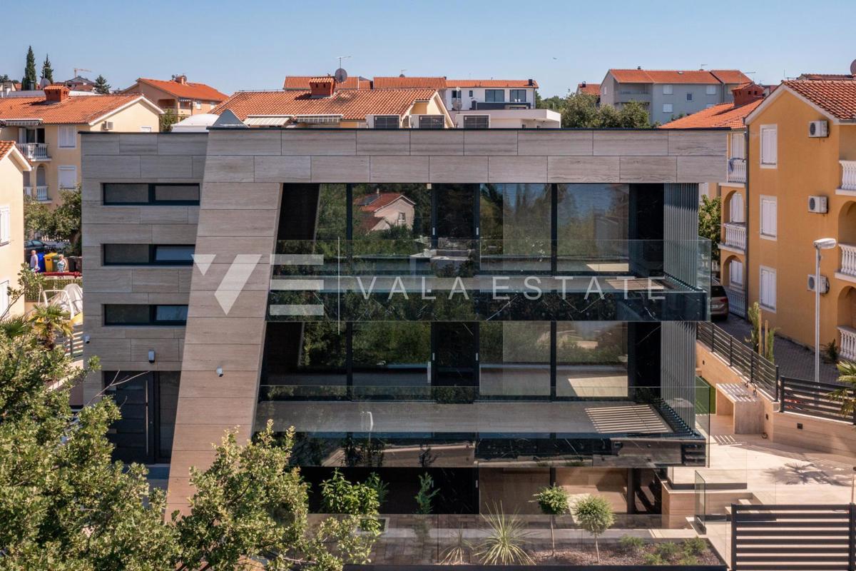 LUKSUZNI APARTMA Z BAZENOM V BLIŽINI PLAŽE