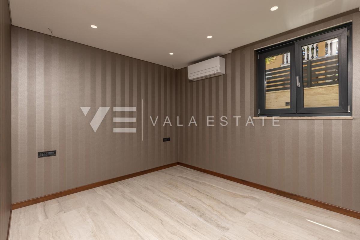 LUKSUZNI APARTMA Z BAZENOM V BLIŽINI PLAŽE
