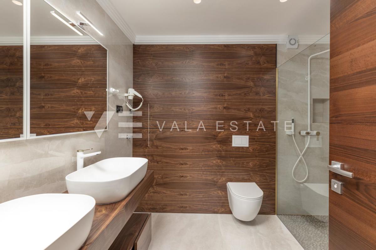 LUKSUZNI APARTMA Z BAZENOM V BLIŽINI PLAŽE