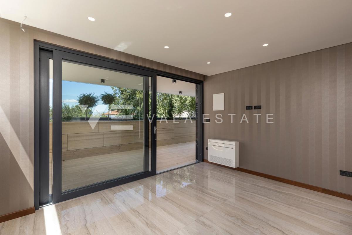 LUKSUZNI APARTMA Z BAZENOM V BLIŽINI PLAŽE