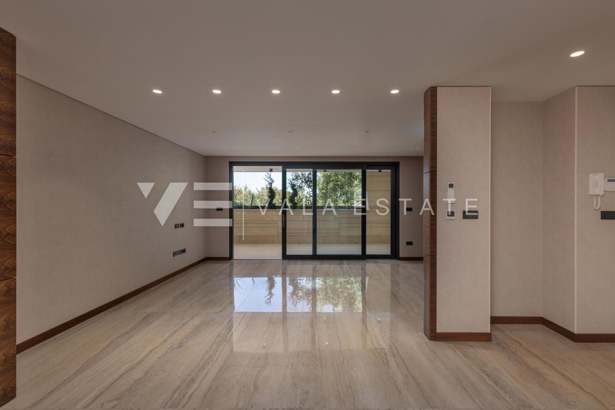 LUKSUZNI APARTMA Z BAZENOM V BLIŽINI PLAŽE