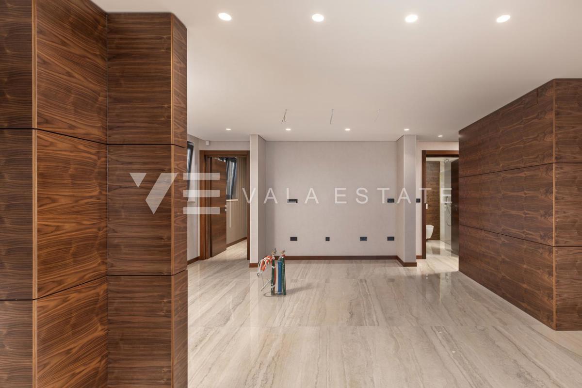 LUKSUZNI APARTMA Z BAZENOM V BLIŽINI PLAŽE
