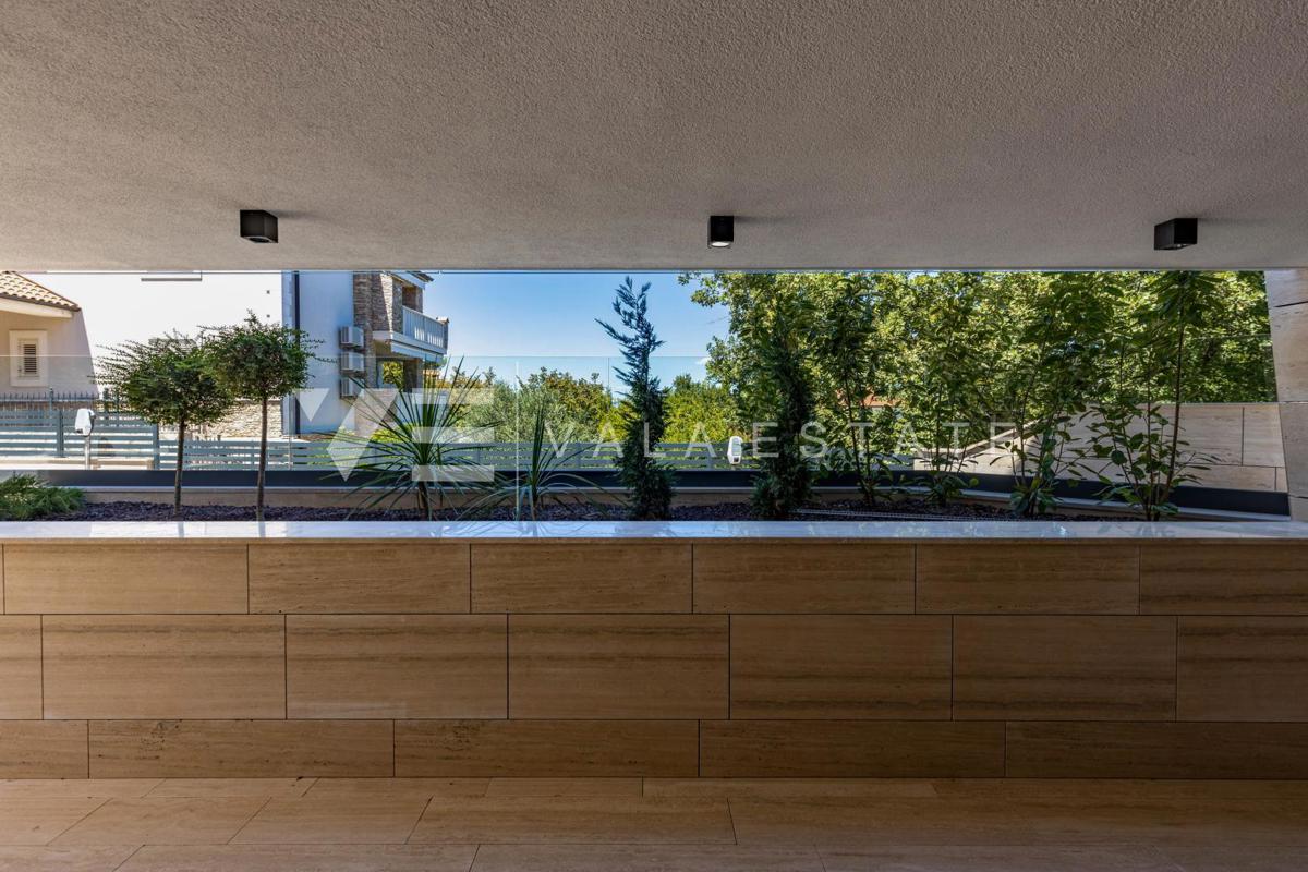 LUKSUZNI APARTMA Z BAZENOM V BLIŽINI PLAŽE