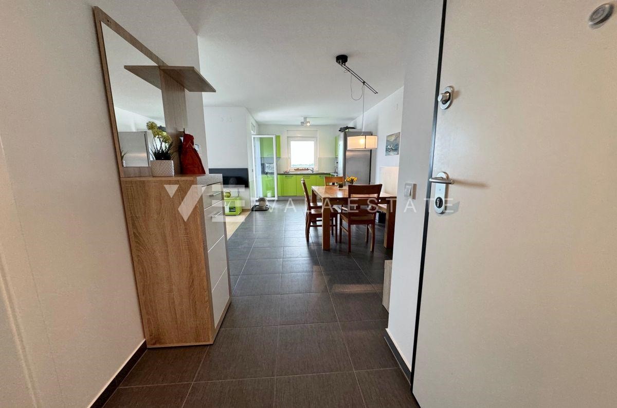 APARTMA Z BAZENOM IN POGLEDOM NA MORJE