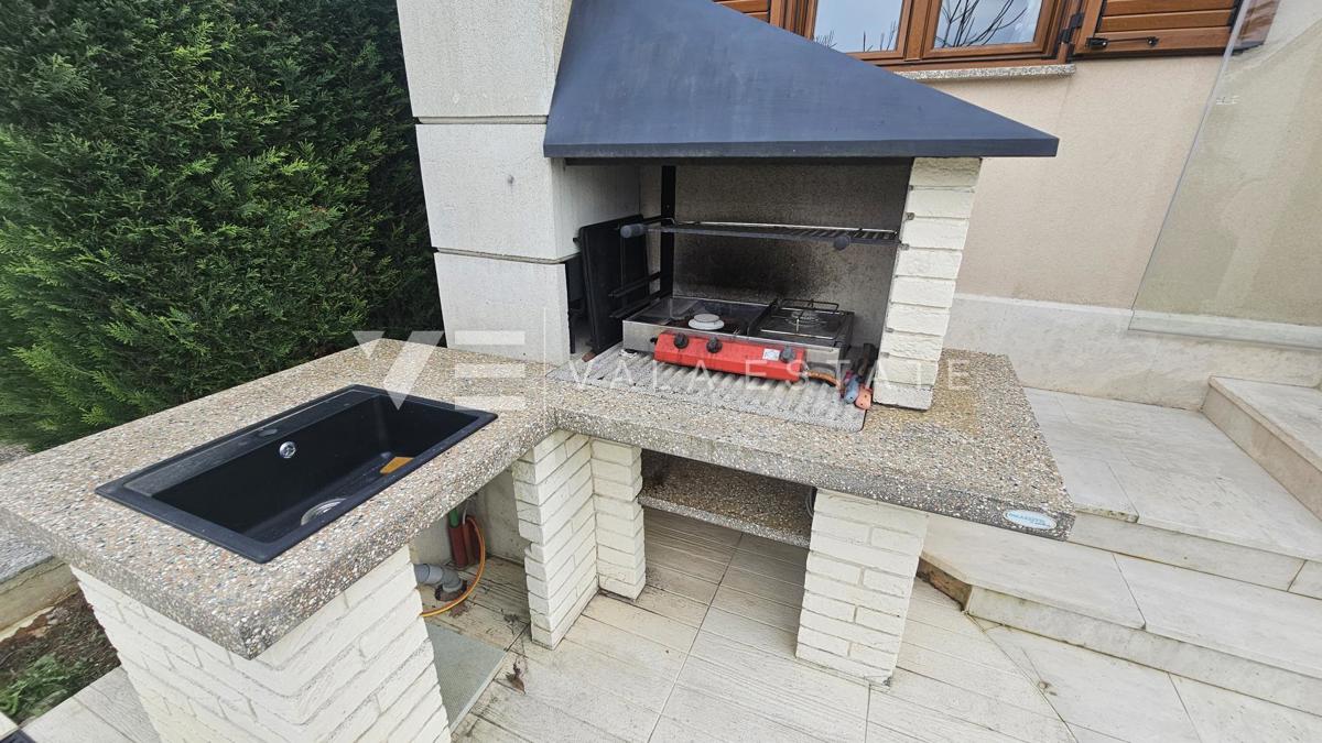 PRITLIČNI APARTMA Z VRTOM 100 M OD PLAŽE