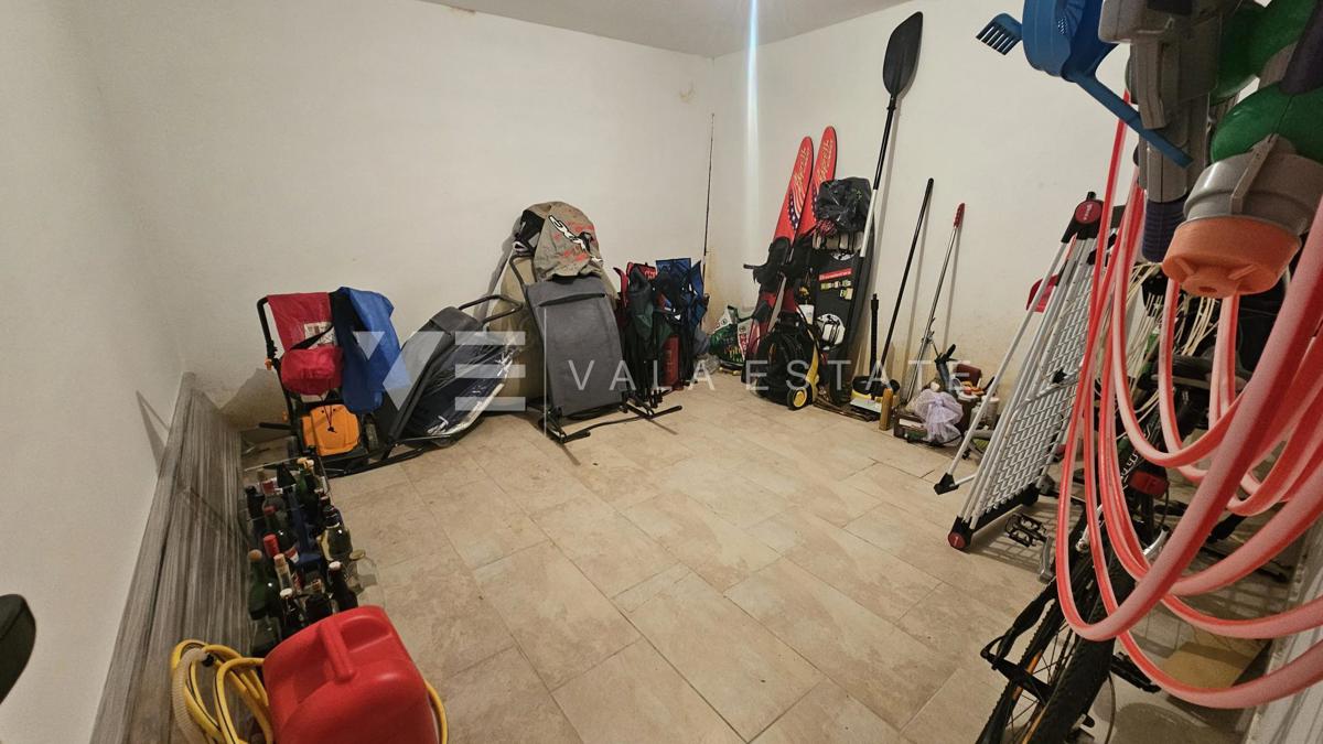 PRITLIČNI APARTMA Z VRTOM 100 M OD PLAŽE