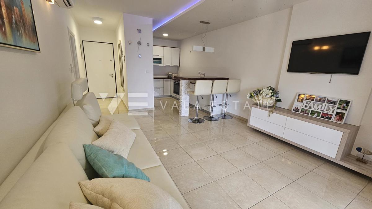 PRITLIČNI APARTMA Z VRTOM 100 M OD PLAŽE