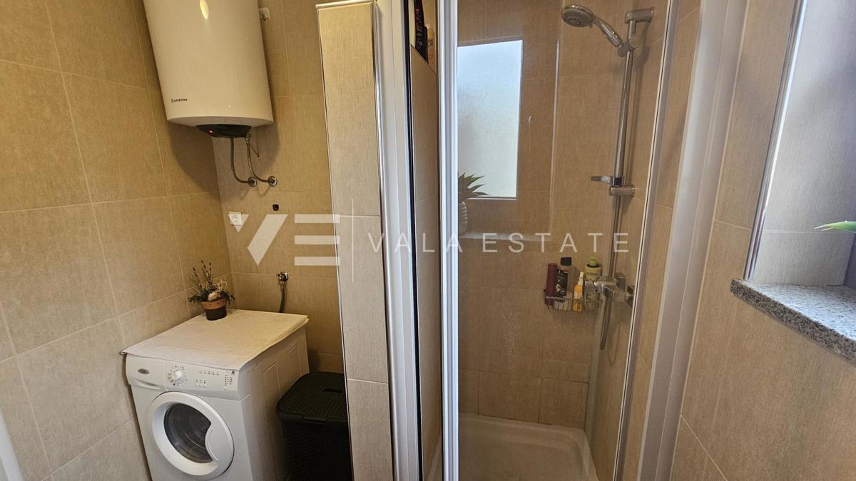 PRITLIČNI APARTMA Z VRTOM 100 M OD PLAŽE