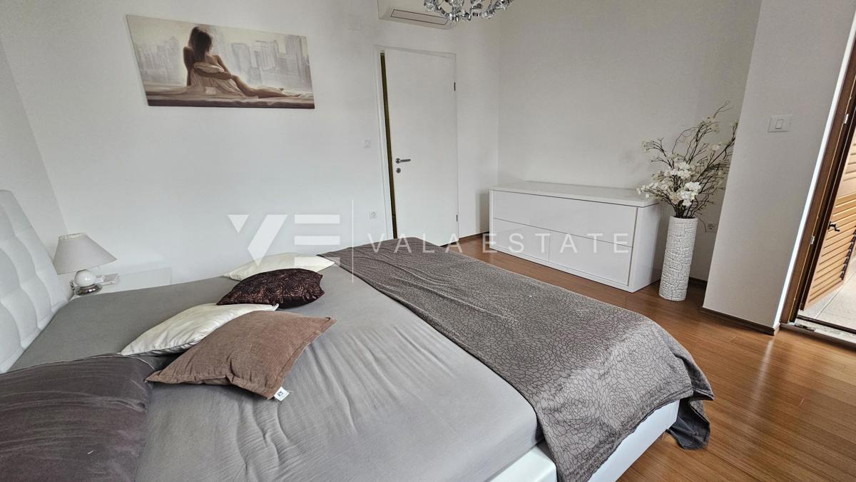 PRITLIČNI APARTMA Z VRTOM 100 M OD PLAŽE