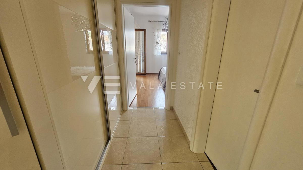 PRITLIČNI APARTMA Z VRTOM 100 M OD PLAŽE