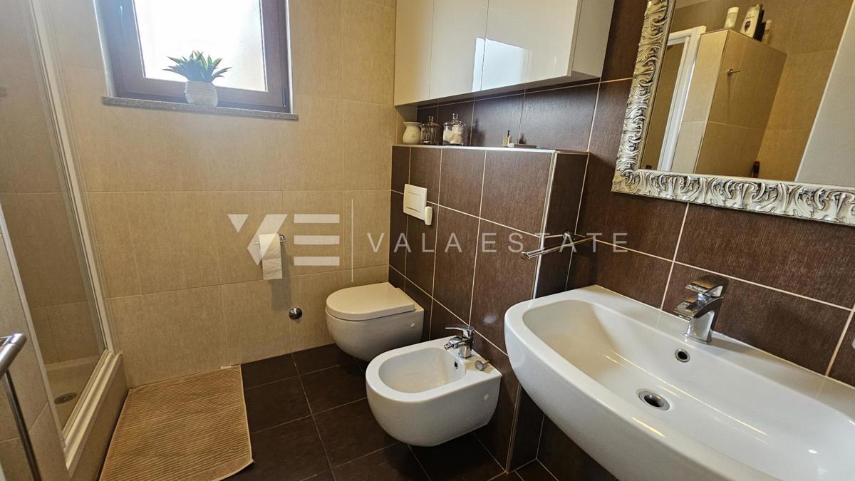 PRITLIČNI APARTMA Z VRTOM 100 M OD PLAŽE