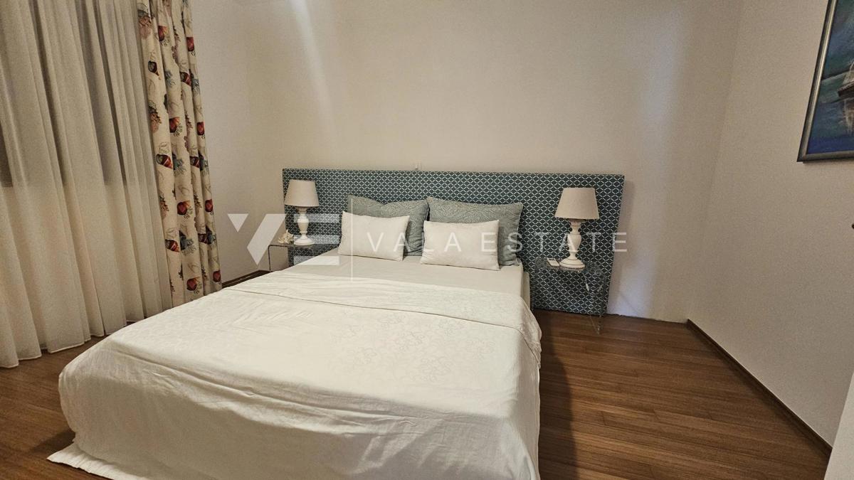 PRITLIČNI APARTMA Z VRTOM 100 M OD PLAŽE