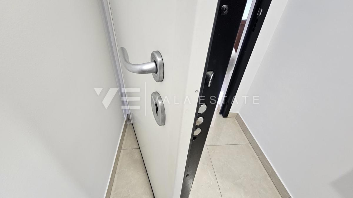 PRITLIČNI APARTMA Z VRTOM 100 M OD PLAŽE