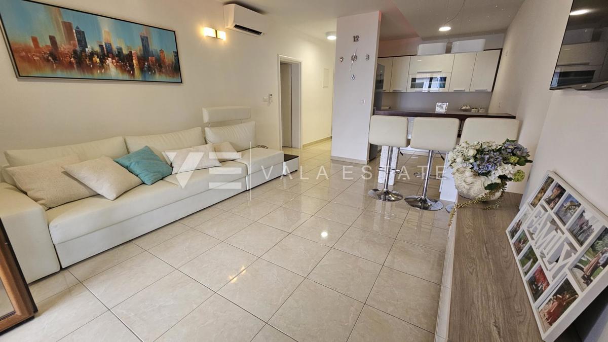 PRITLIČNI APARTMA Z VRTOM 100 M OD PLAŽE