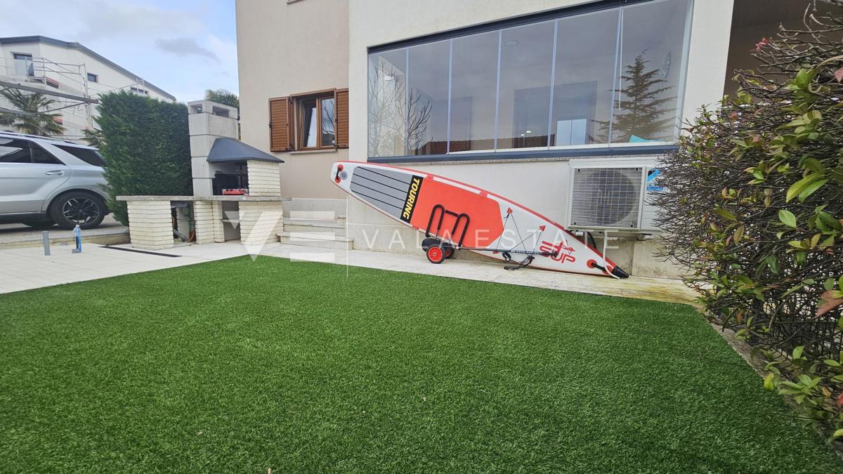 PRITLIČNI APARTMA Z VRTOM 100 M OD PLAŽE