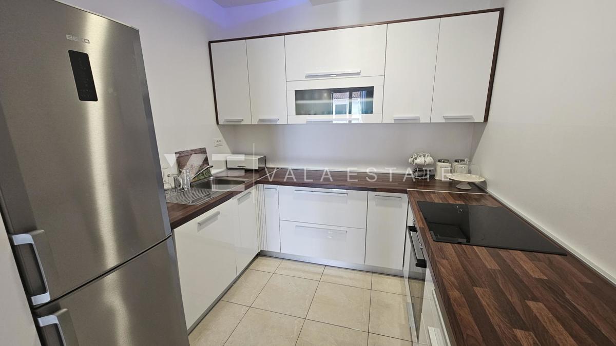 PRITLIČNI APARTMA Z VRTOM 100 M OD PLAŽE