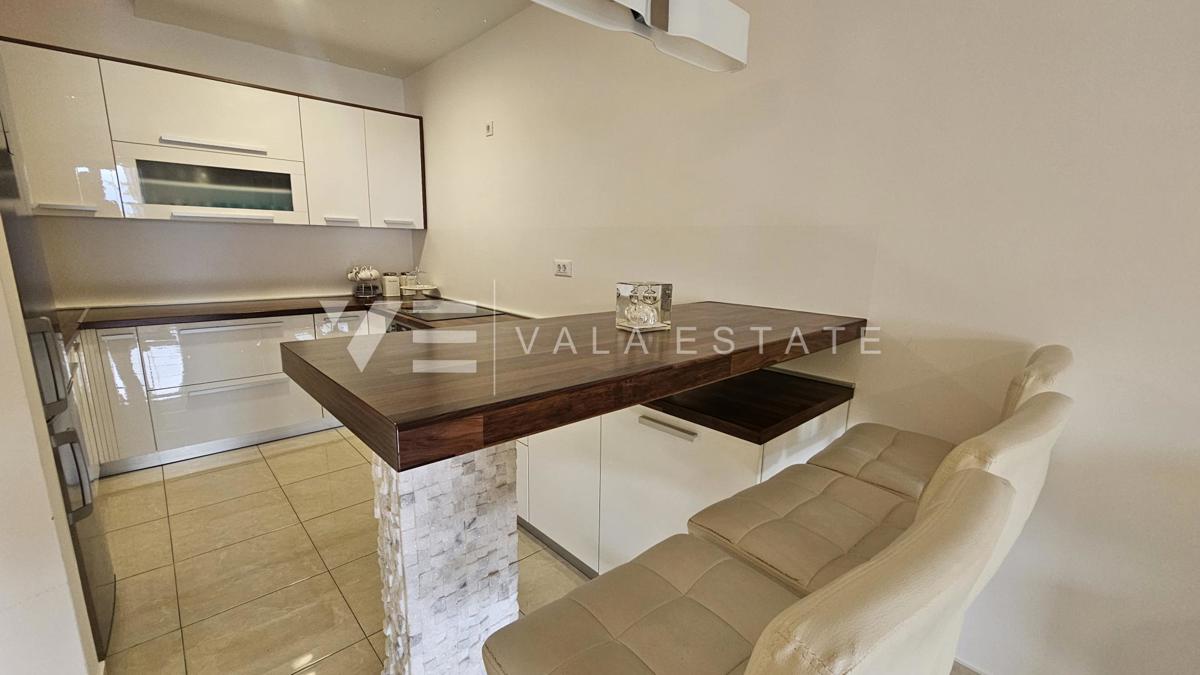 PRITLIČNI APARTMA Z VRTOM 100 M OD PLAŽE