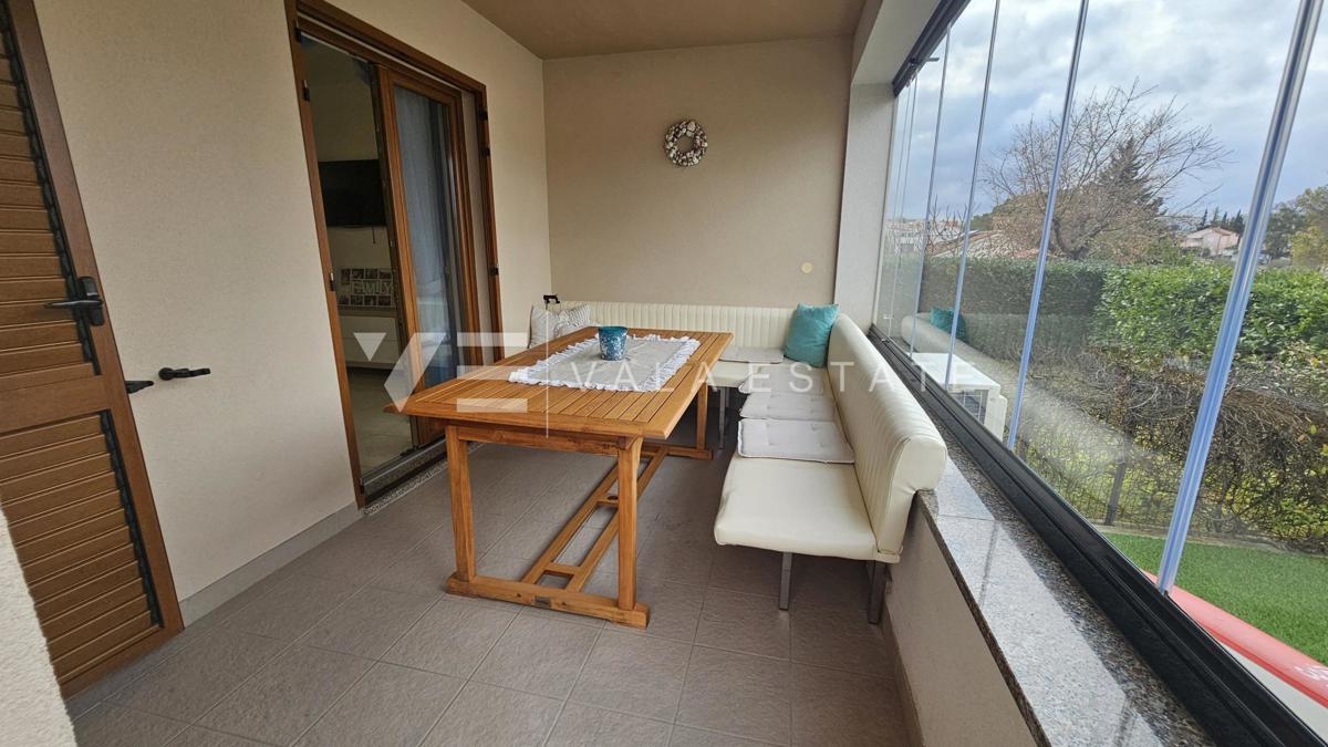 PRITLIČNI APARTMA Z VRTOM 100 M OD PLAŽE