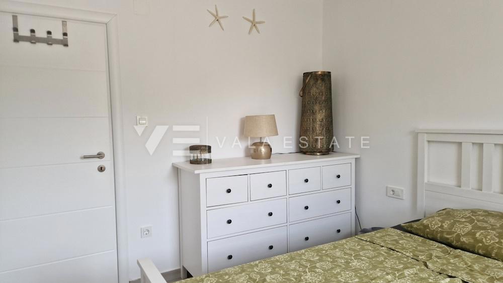MODERNI DVONADSTROPNI APARTMA NA MIRNI LOKACIJI