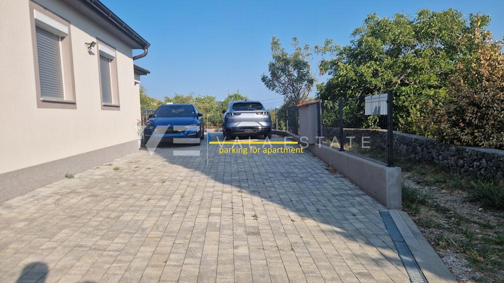 MODERNI DVONADSTROPNI APARTMA NA MIRNI LOKACIJI