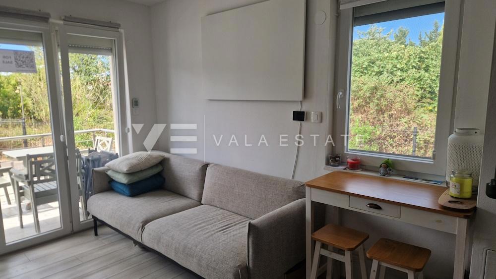 MODERNI DVONADSTROPNI APARTMA NA MIRNI LOKACIJI