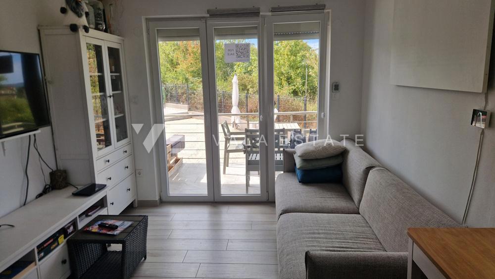 MODERNI DVONADSTROPNI APARTMA NA MIRNI LOKACIJI
