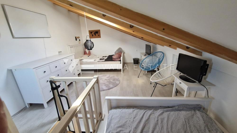 MODERNI DVONADSTROPNI APARTMA NA MIRNI LOKACIJI