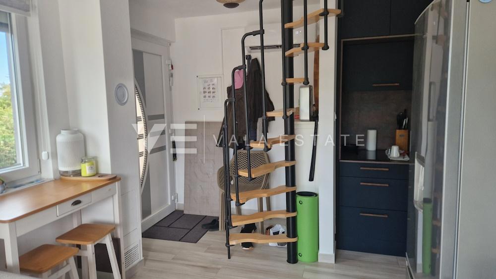 MODERNI DVONADSTROPNI APARTMA NA MIRNI LOKACIJI