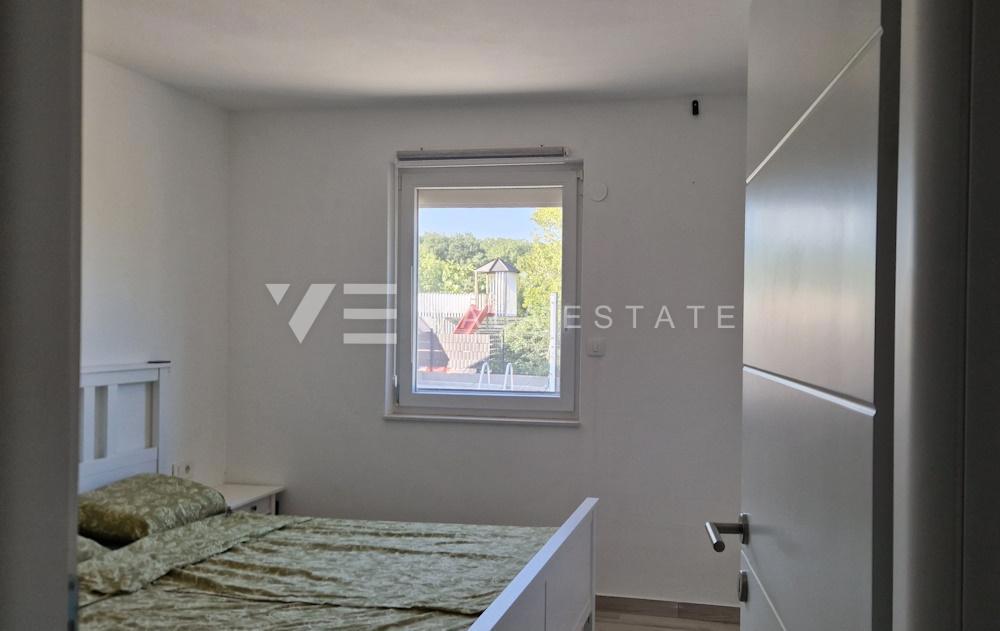 MODERNI DVONADSTROPNI APARTMA NA MIRNI LOKACIJI