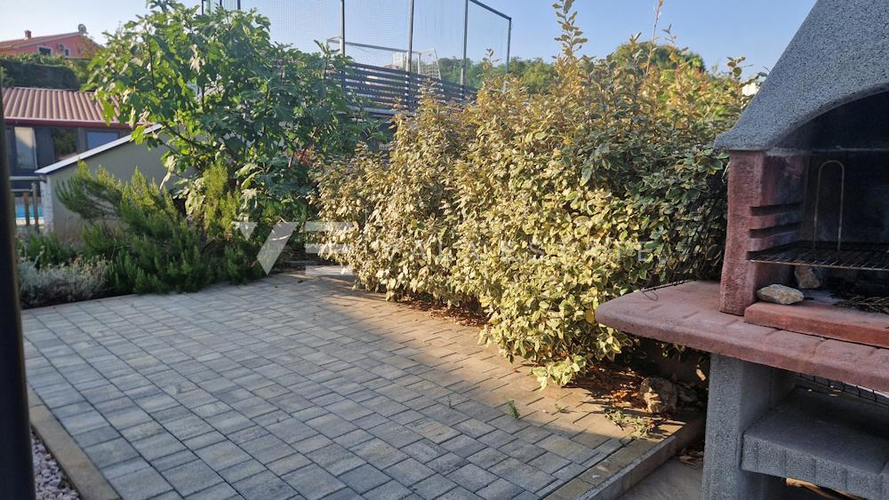 MODERNI DVONADSTROPNI APARTMA NA MIRNI LOKACIJI