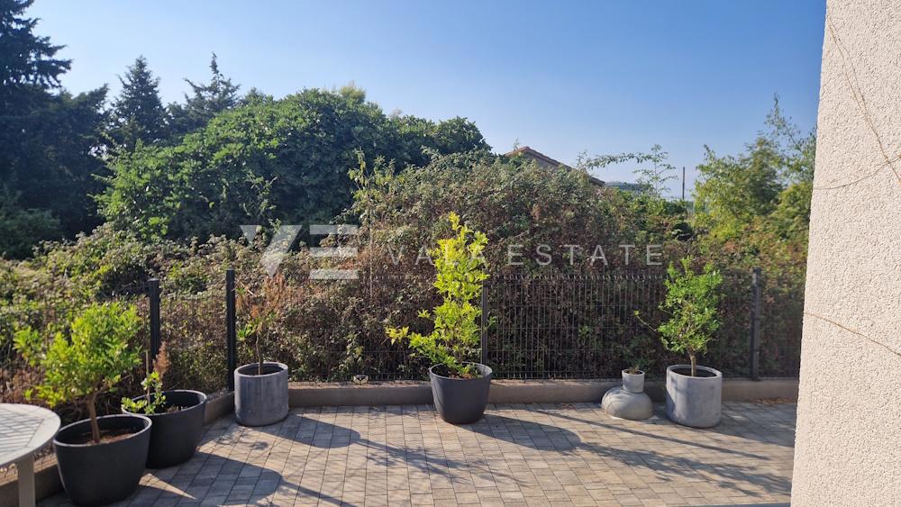 MODERNI DVONADSTROPNI APARTMA NA MIRNI LOKACIJI