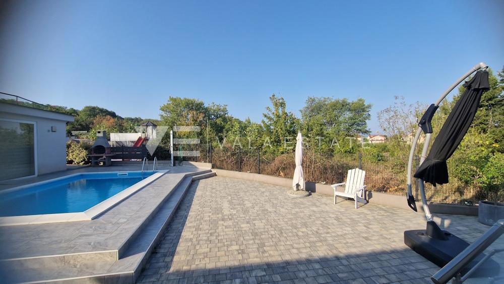 MODERNI DVONADSTROPNI APARTMA NA MIRNI LOKACIJI