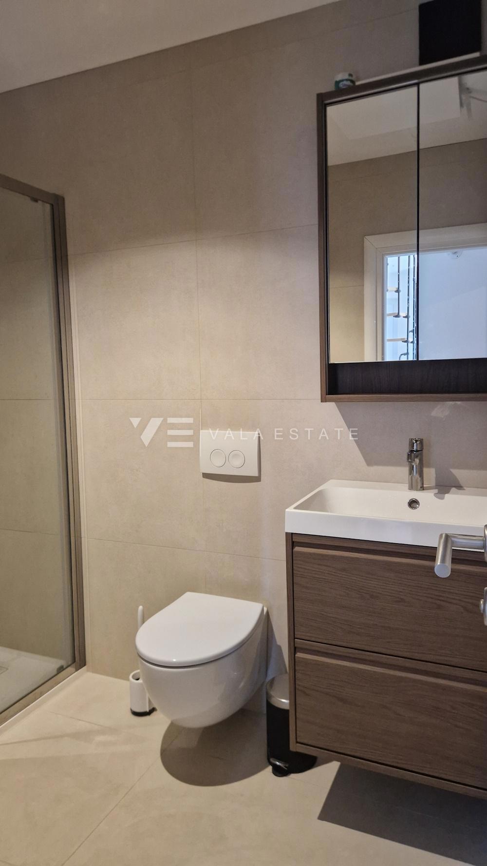 MODERNI DVONADSTROPNI APARTMA NA MIRNI LOKACIJI