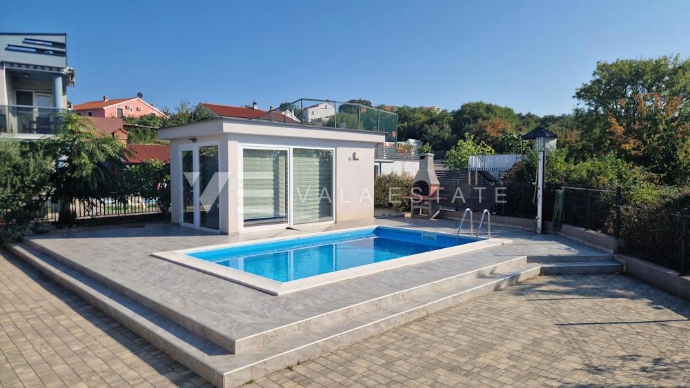 MODERNI DVONADSTROPNI APARTMA NA MIRNI LOKACIJI