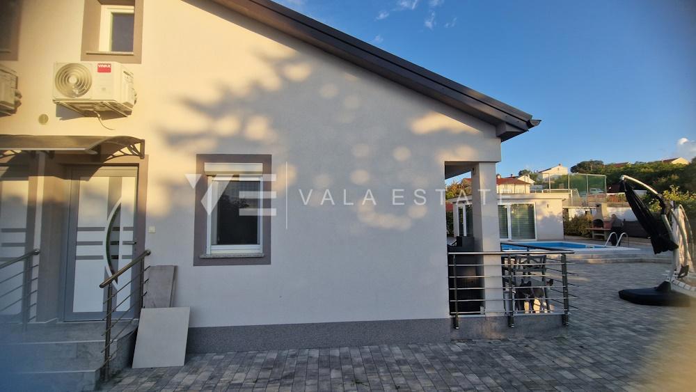 MODERNI DVONADSTROPNI APARTMA NA MIRNI LOKACIJI