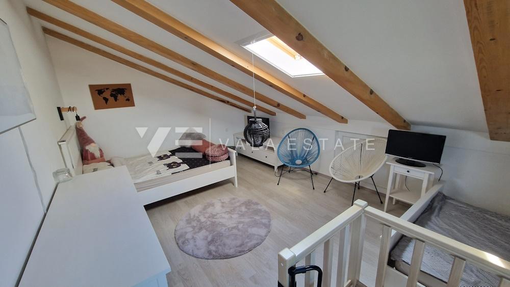 MODERNI DVONADSTROPNI APARTMA NA MIRNI LOKACIJI