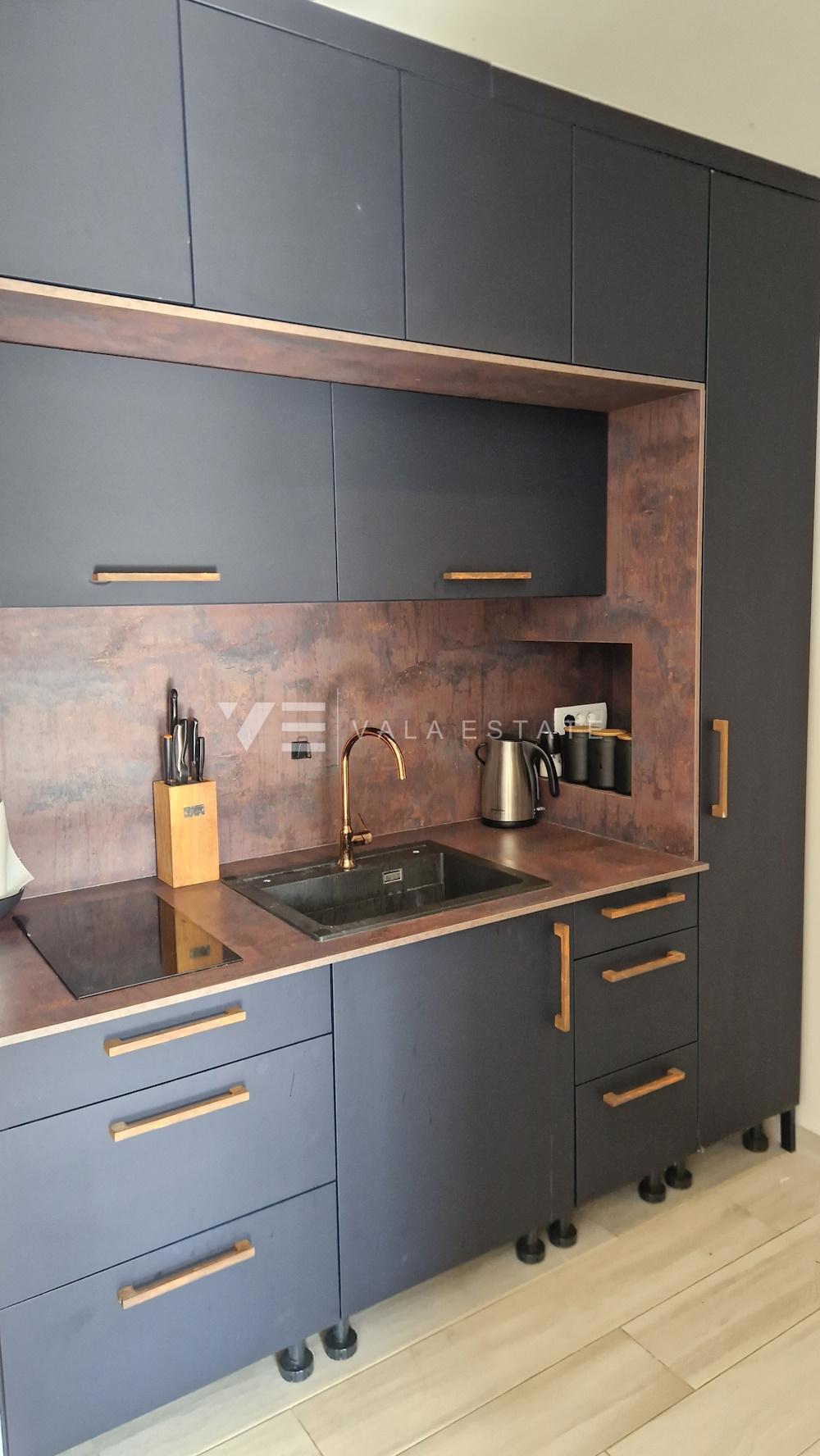 MODERNI DVONADSTROPNI APARTMA NA MIRNI LOKACIJI