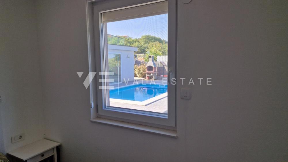 MODERNI DVONADSTROPNI APARTMA NA MIRNI LOKACIJI