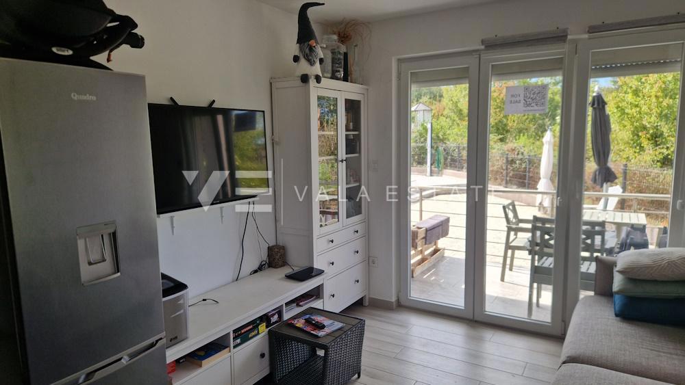 MODERNI DVONADSTROPNI APARTMA NA MIRNI LOKACIJI