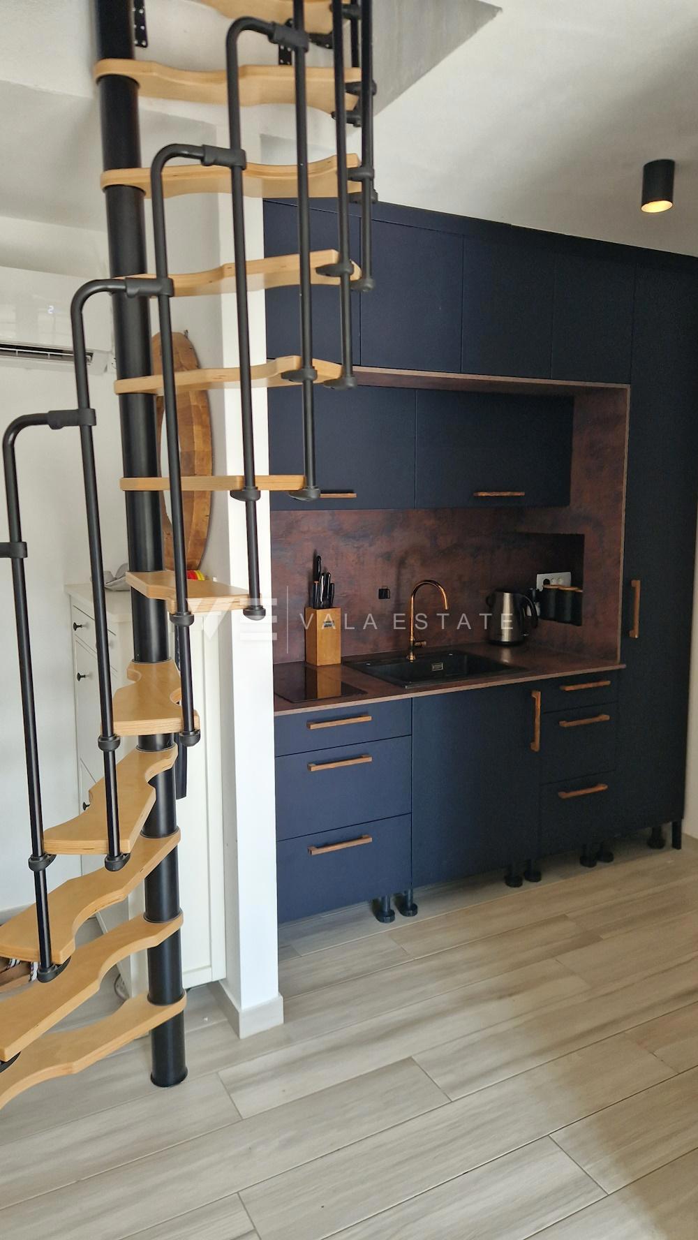 MODERNI DVONADSTROPNI APARTMA NA MIRNI LOKACIJI