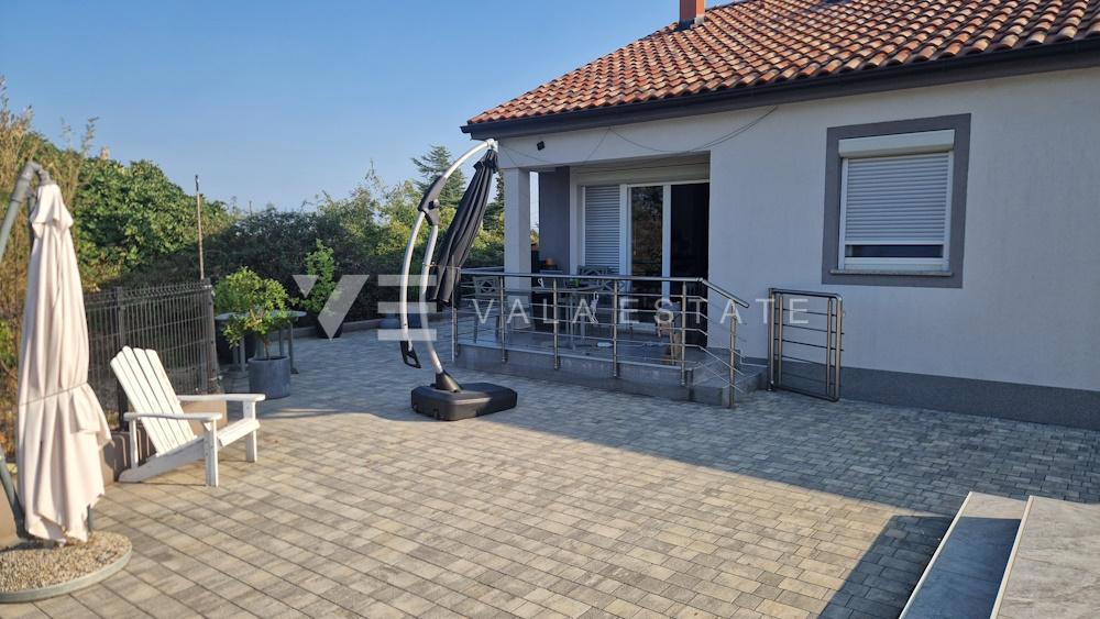 MODERNI DVONADSTROPNI APARTMA NA MIRNI LOKACIJI