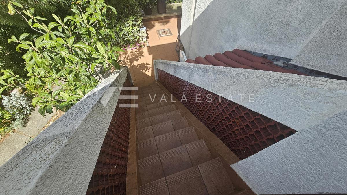SAMOSTOJNA HIŠA Z DVEMA APARTMAJEMA IN LEPIM VRTOM BLIZU MORJA