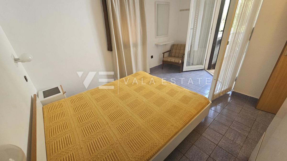 SAMOSTOJNA HIŠA Z DVEMA APARTMAJEMA IN LEPIM VRTOM BLIZU MORJA