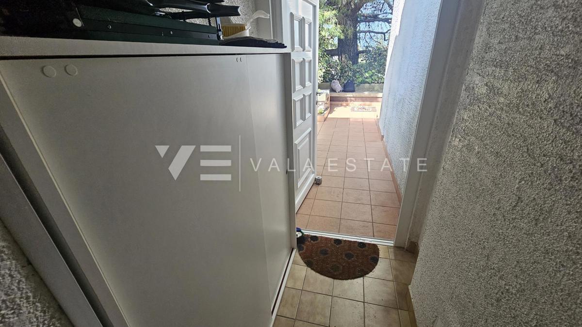 SAMOSTOJNA HIŠA Z DVEMA APARTMAJEMA IN LEPIM VRTOM BLIZU MORJA