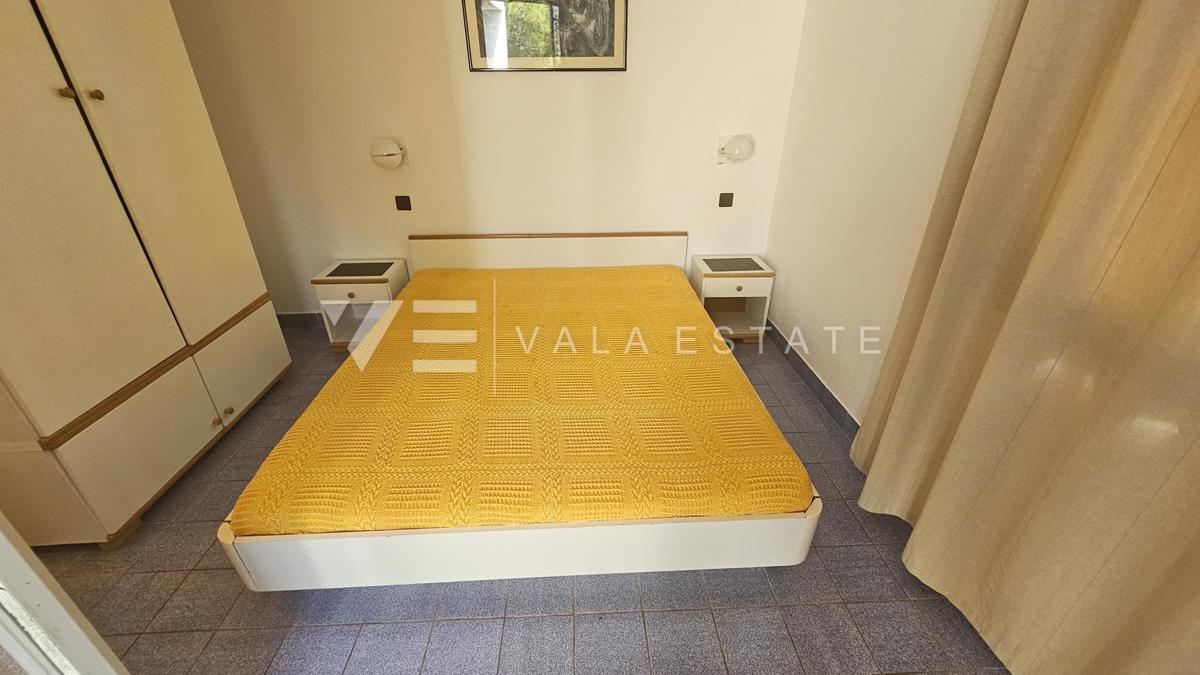SAMOSTOJNA HIŠA Z DVEMA APARTMAJEMA IN LEPIM VRTOM BLIZU MORJA