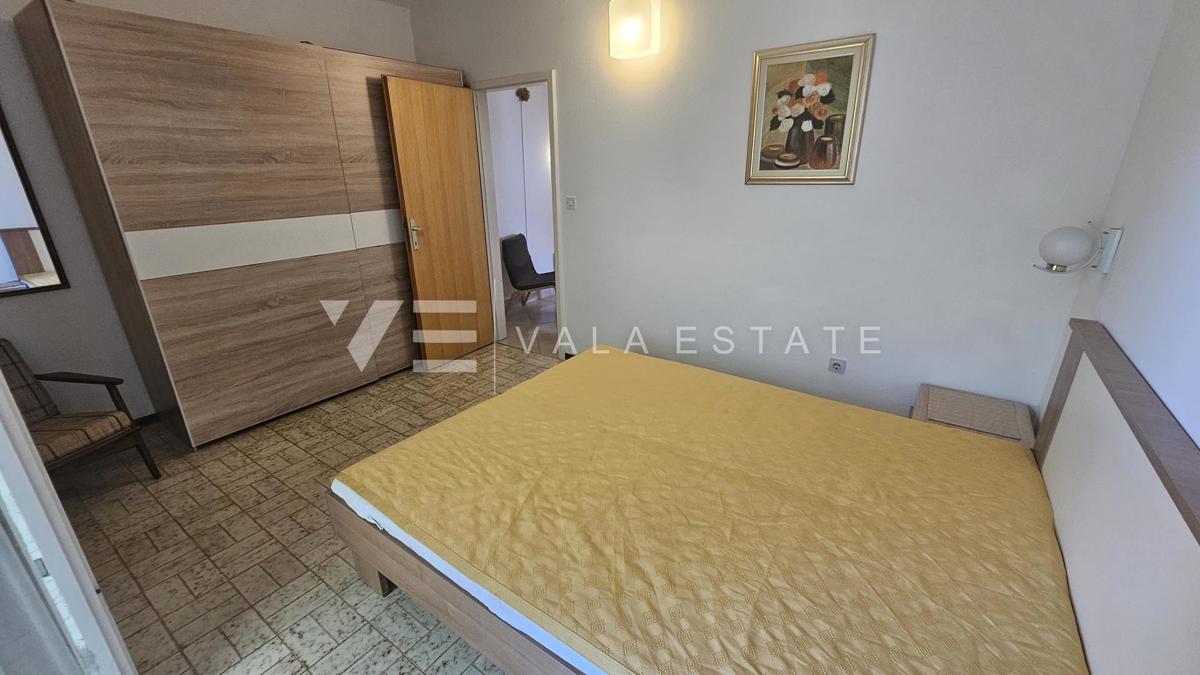 SAMOSTOJNA HIŠA Z DVEMA APARTMAJEMA IN LEPIM VRTOM BLIZU MORJA