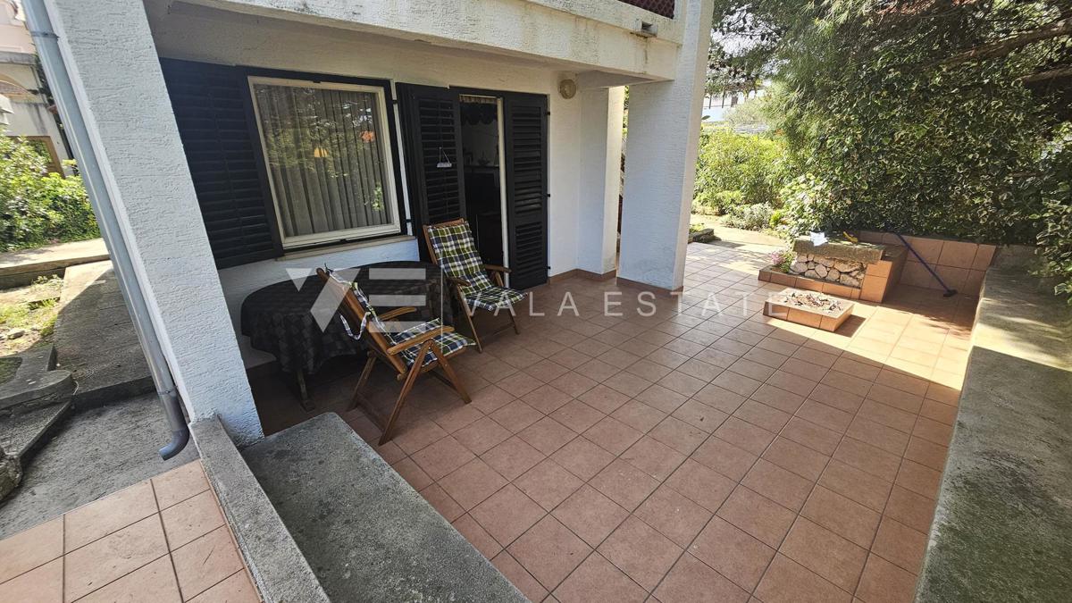 SAMOSTOJNA HIŠA Z DVEMA APARTMAJEMA IN LEPIM VRTOM BLIZU MORJA