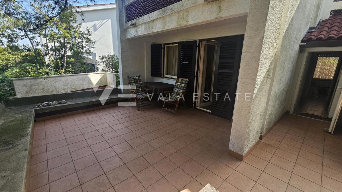 SAMOSTOJNA HIŠA Z DVEMA APARTMAJEMA IN LEPIM VRTOM BLIZU MORJA