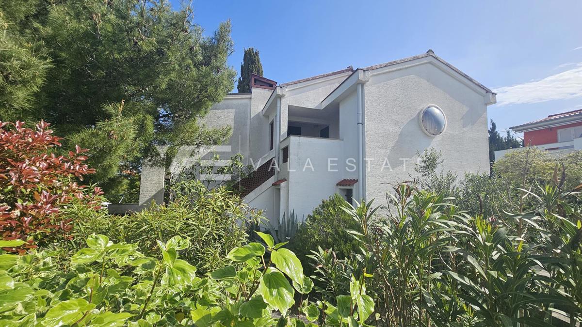 SAMOSTOJNA HIŠA Z DVEMA APARTMAJEMA IN LEPIM VRTOM BLIZU MORJA